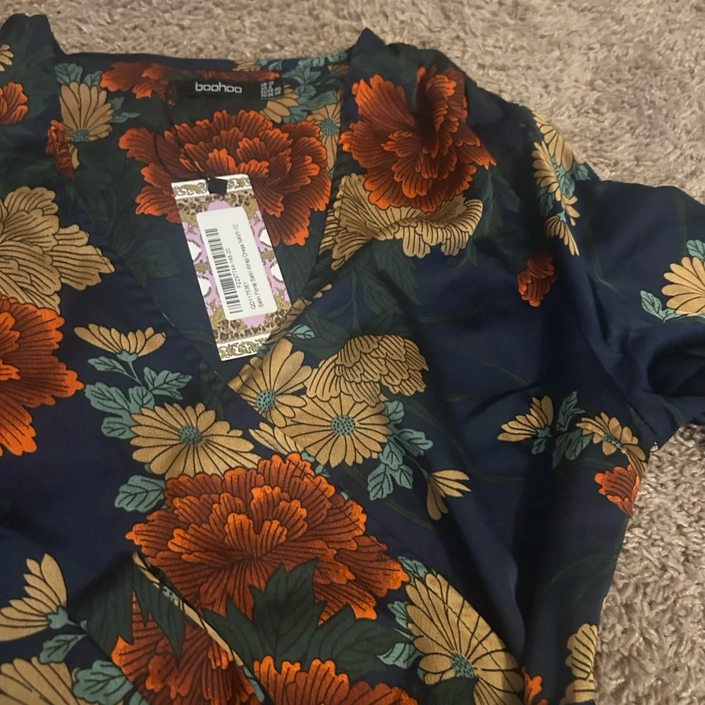 NWT GORGEOUS FALL DRESS boohoo Navy Blue Satin Floral Wrap tie Dress size 8 - Picture 5 of 8